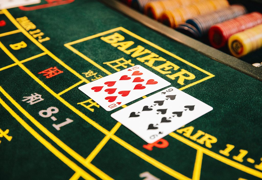 What is the difference between Pokdeng and Baccarat?